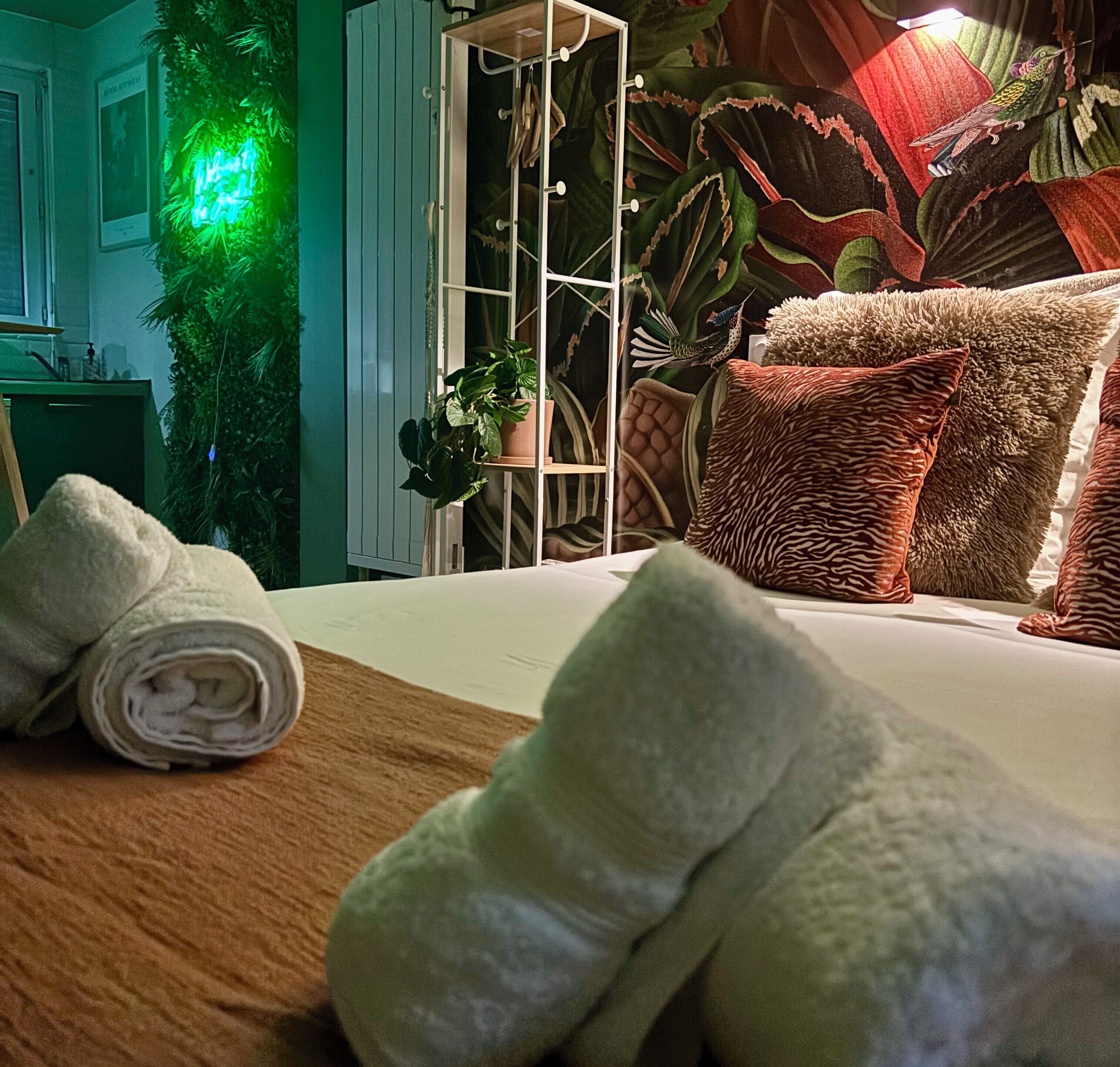 Tabla de planchar con plancha, wifi y ropa de cama 