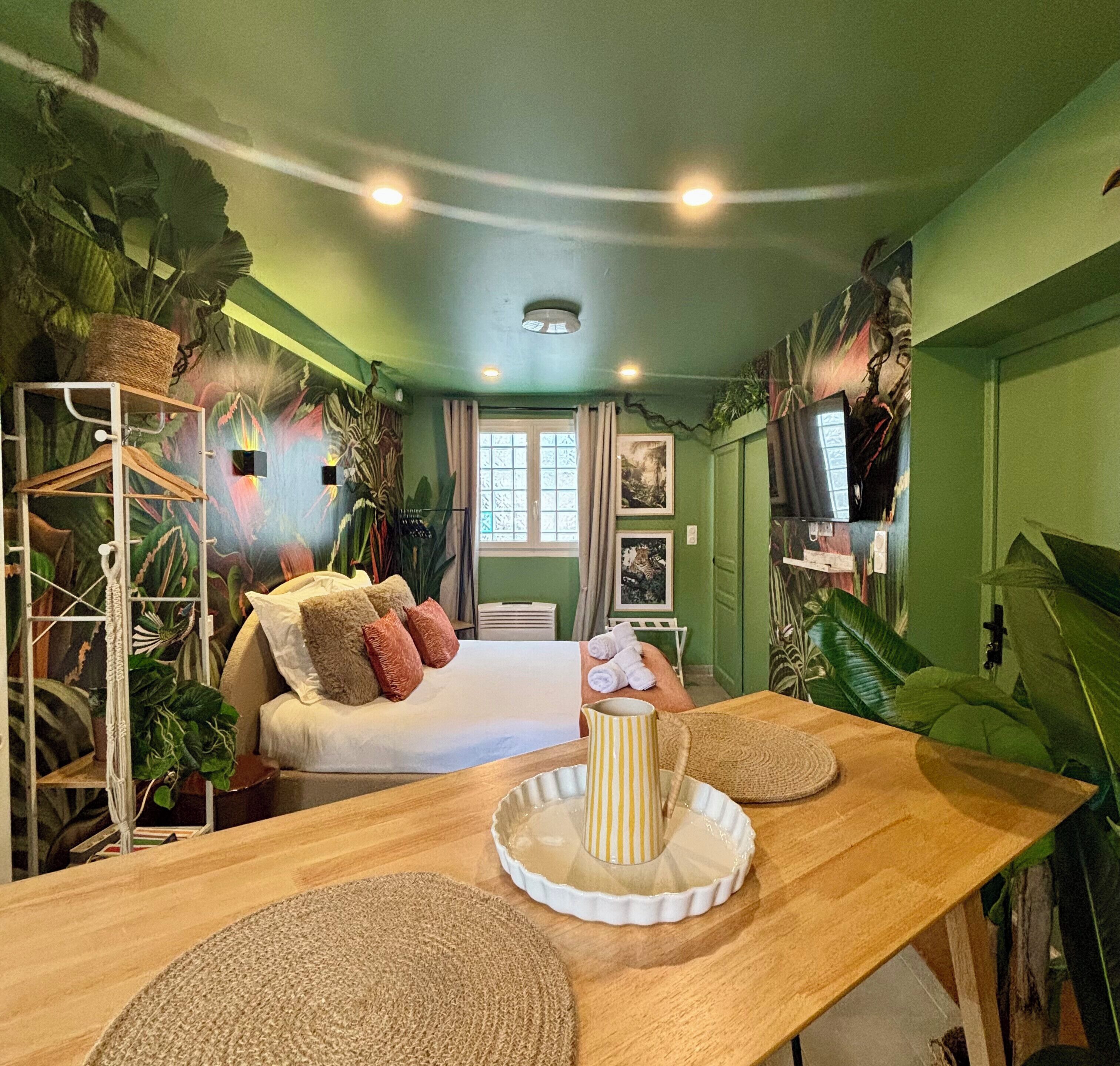 Tabla de planchar con plancha, wifi y ropa de cama 