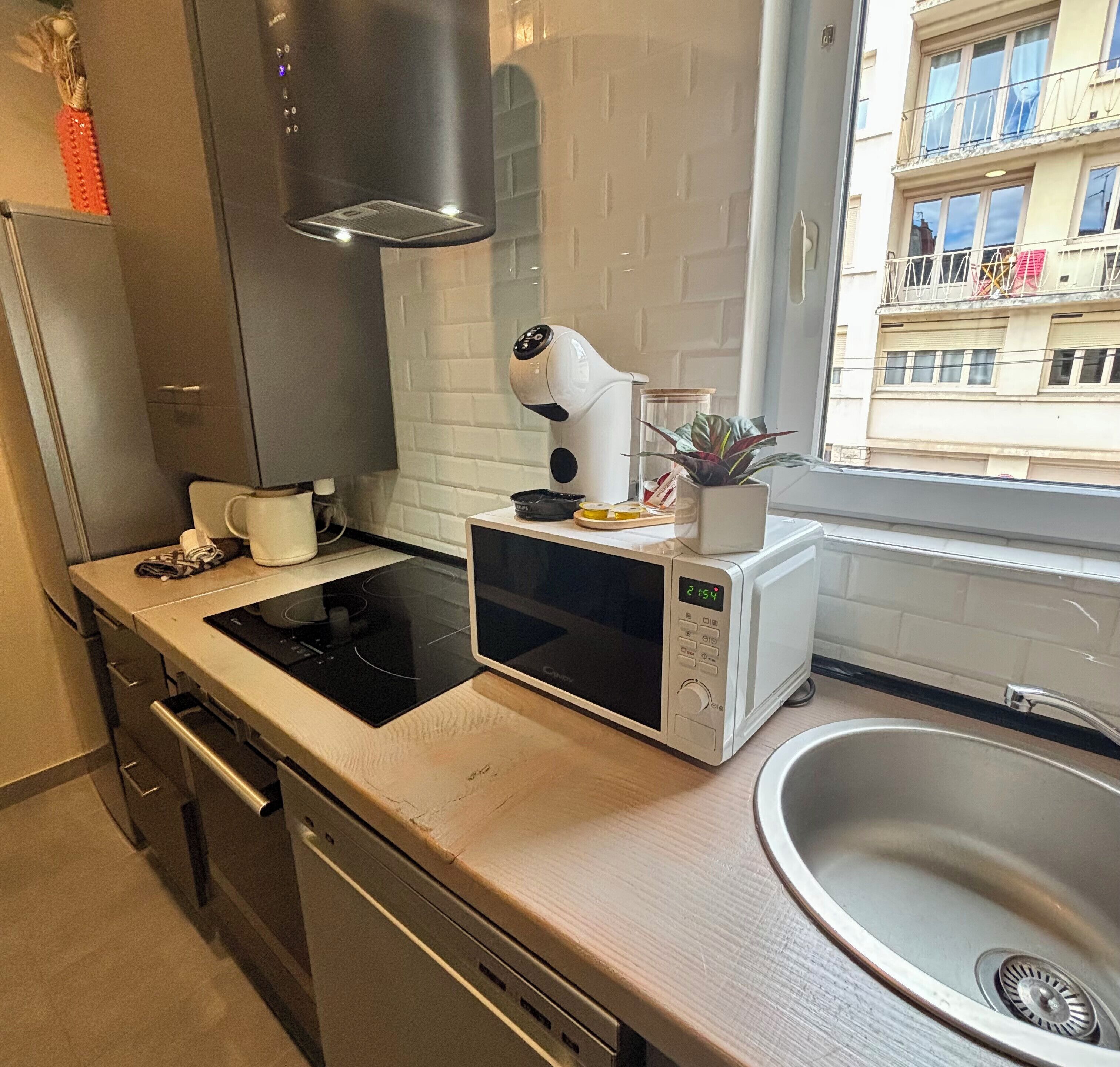 Een koelkast, een magnetron, een oven, een kookplaat