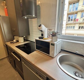 Fridge, microwave, oven, stovetop - Casa Jungle - Le Studio Végétal - Confort & Design (Brive-la-Gaillarde)