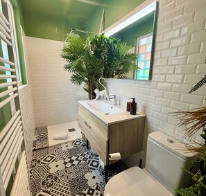 Dusche, kostenlose Toilettenartikel, Haartrockner, HandtĂŒcher