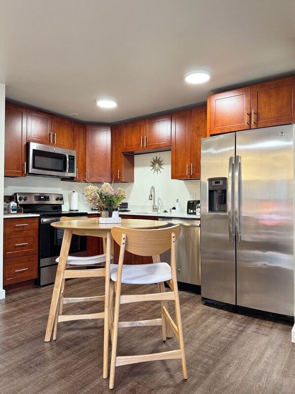 Microwave, oven, stovetop, dishwasher - Cozy 1-bedroom apartment in lovely Greenlake with AC (Seattle)