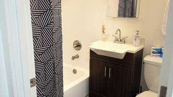 Hiustenkuivaaja, pyyhkeet, saippua, vessapaperi