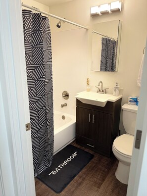 Hiustenkuivaaja, pyyhkeet, saippua, vessapaperi