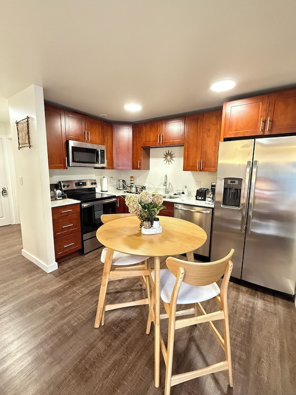 Mikroaaltouuni, uuni, liesi, astianpesukone