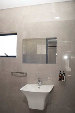 Habitación estándar doble, patio, vistas a la ciudad | Baño