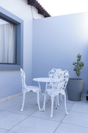 Standard dubbelrum - uteplats - utsikt mot staden | Utsikt mot trÀdgÄrden