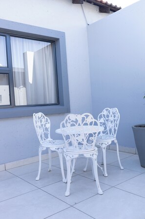 Dobbeltrom – standard, terrasse, byutsikt | Hageutsikt