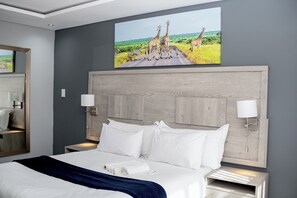 Habitación estándar doble, patio, vistas a la ciudad | Caja fuerte, tabla de planchar con plancha, wifi gratis