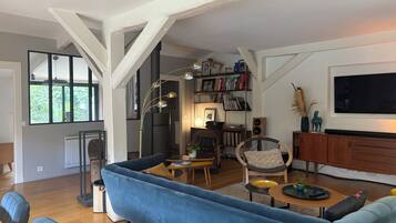 Televisie en een open haard