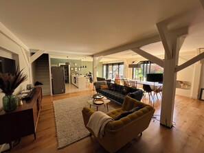 Televisie en een open haard