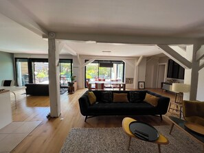 Televisie en een open haard