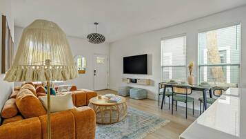 Smart-tv, bordtennisbord, bøger