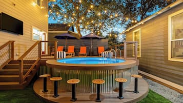 Alberca al aire libre y alberca climatizada