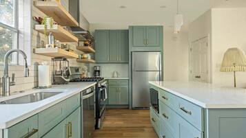 Refrigerador, microondas, horno y parrilla de estufa