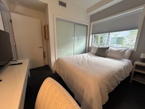 2 habitaciones, tabla de planchar con plancha, wifi y ropa de cama