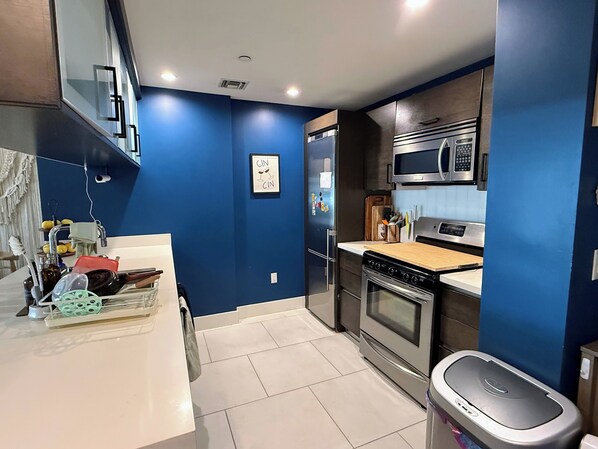 ميكروويف، فرن، موقد طهي مسطح، غسالة أطباق