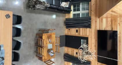 Glass City Cottage and Stream