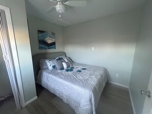 1 多间卧室、熨斗/熨衣板、WiFi、床单