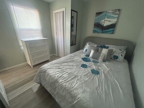 1 habitación, tabla de planchar con plancha, wifi y ropa de cama