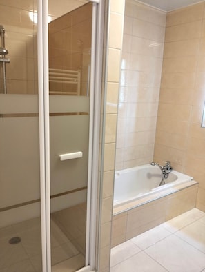 Dusche, kostenlose Toilettenartikel, Haartrockner, Handtücher