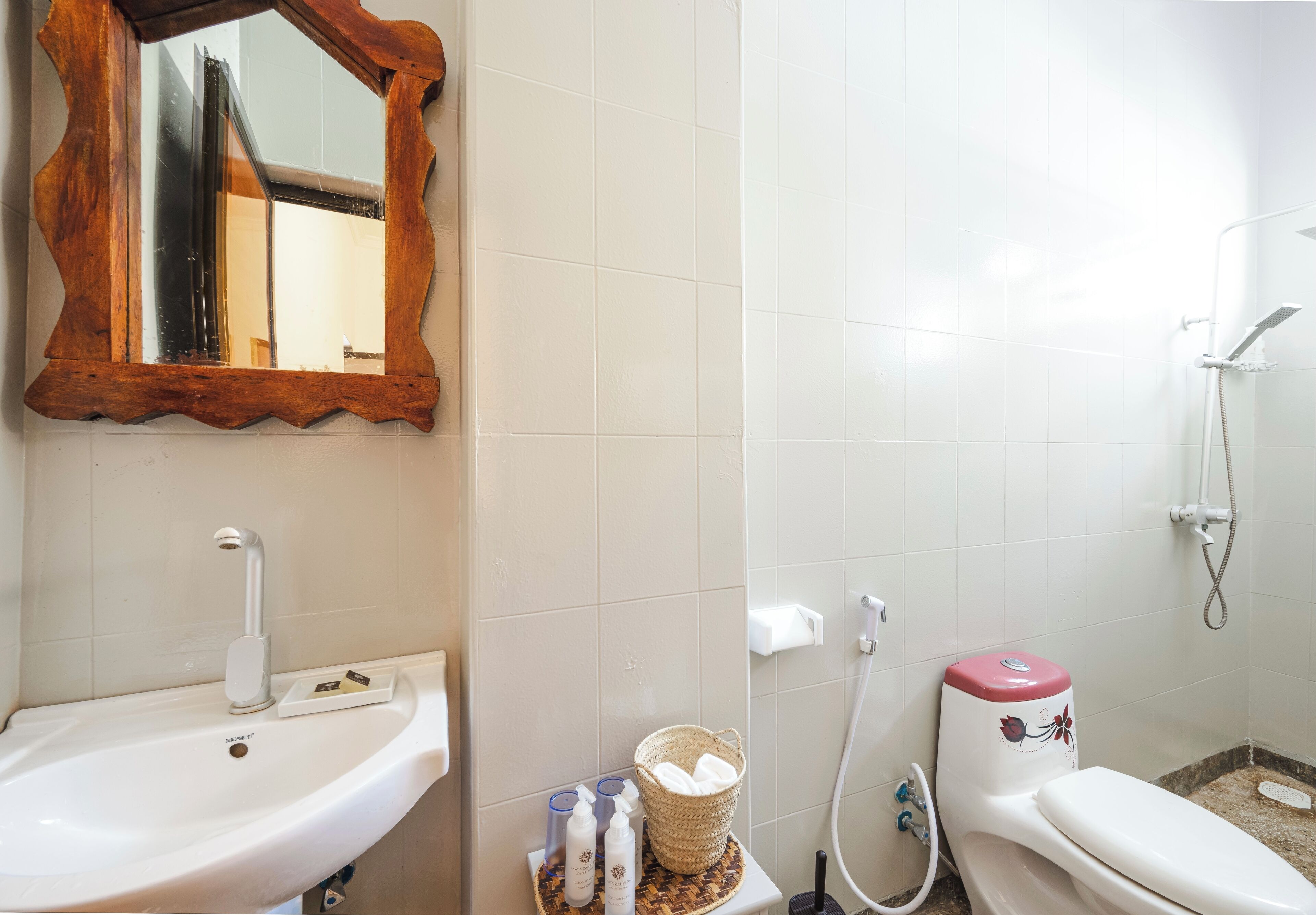 Hiustenkuivaaja, pyyhkeet, saippua, vessapaperi