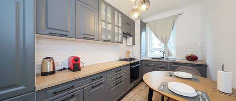 Fridge, oven, stovetop, coffee/tea maker