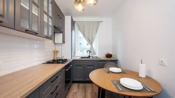 Fridge, oven, stovetop, coffee/tea maker