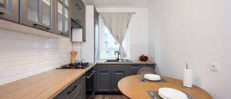 Réfrigérateur, four, plaque de cuisson, cafetière/bouilloire