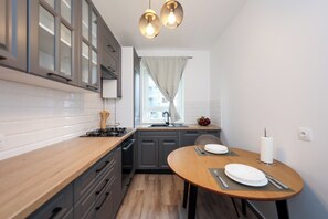 Fridge, oven, stovetop, coffee/tea maker