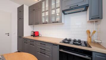 Een koelkast, een oven, een kookplaat, een koffiezetapparaat/waterkoker