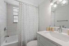 Hiustenkuivaaja, pyyhkeet, saippua, vessapaperi