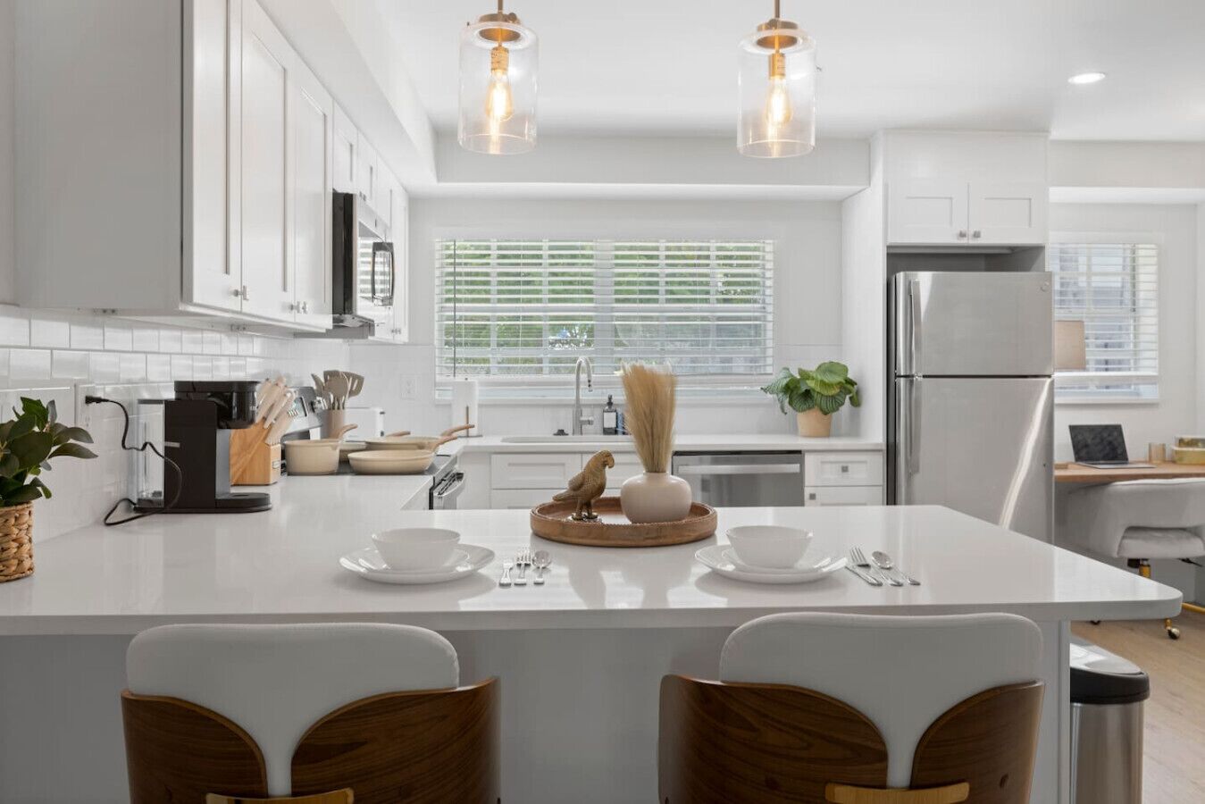 Mikrobølgeovn, ovn, kokeplater og oppvaskmaskin