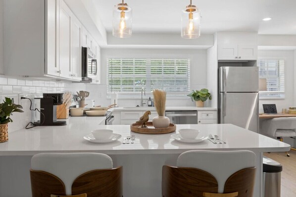 Microones, forn, placa de cuina i rentaplats 