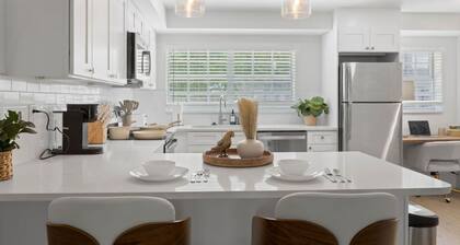 Spacious 2BR prime location | Free Parking & Crib