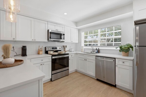 ميكروويف، فرن، موقد طهي مسطح، غسالة أطباق