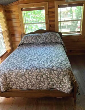 2 bedrooms, iron/ironing board, WiFi, bed sheets - Current River Cabin, On the Water, Fishing, Swimming, Relaxation. (Biggers)