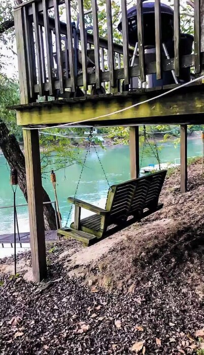 Current River Cabin, On the Water, Fishing, Swimming, Relaxation.
