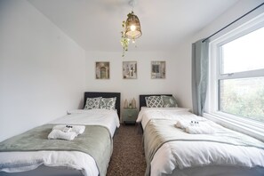 2 slaapkamers, een strijkplank/strijkijzer, internet, beddengoed