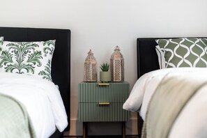 2 slaapkamers, een strijkplank/strijkijzer, internet, beddengoed