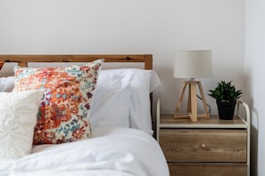 2 bedrooms, iron/ironing board, Internet, bed sheets