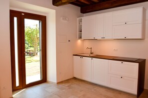 Appartement, uitzicht op meer | Privékeuken | Een koelkast, een kookplaat, kookgerei, borden en bestek