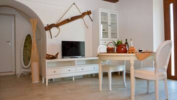 Appartamento, vista lago | Area soggiorno