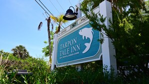 Schild für das Tarpon Tale Inn mit tropischem Garten-Flair.