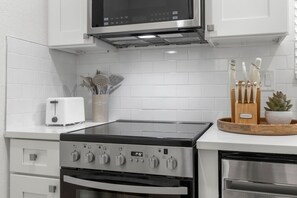 Kjøleskap, mikrobølgeovn, ovn og kokeplater