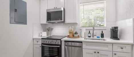 Køleskab, mikrobølgeovn, ovn, kogeplade