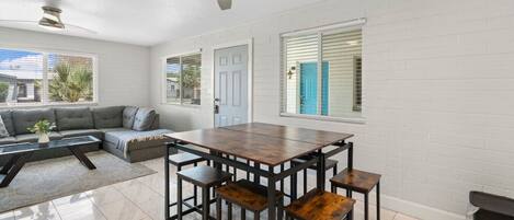 Apartment, 2 Bedrooms, Non Smoking, Kitchen | In-room dining