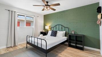 Apartment, 2 Schlafzimmer, Klimaanlage | Schreibtisch, laptopgeeigneter Arbeitsplatz, Bügeleisen/Bügelbrett