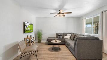 Apartment, 2 Schlafzimmer | Schreibtisch, laptopgeeigneter Arbeitsplatz, Bügeleisen/Bügelbrett