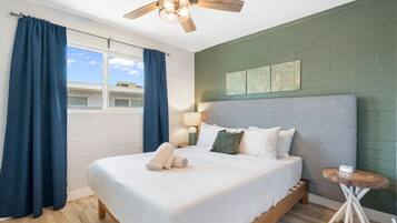 Apartment | Desk, laptop workspace, iron/ironing board, free WiFi